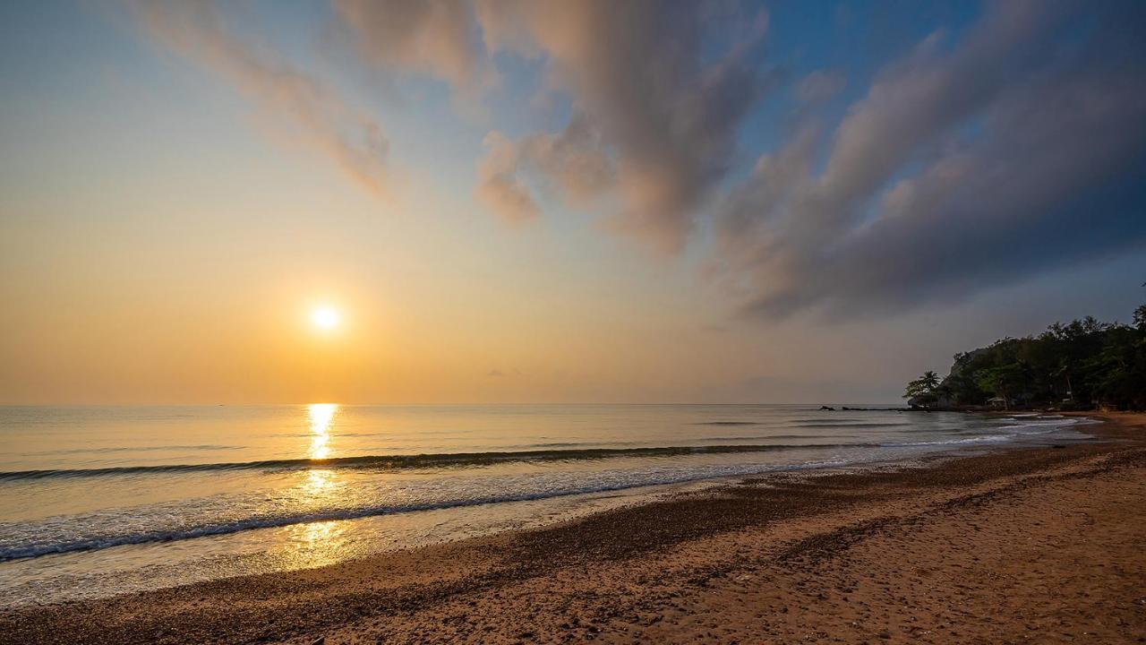 Ban Saithong Beach Resort Bang Saphan Noi Exterior photo